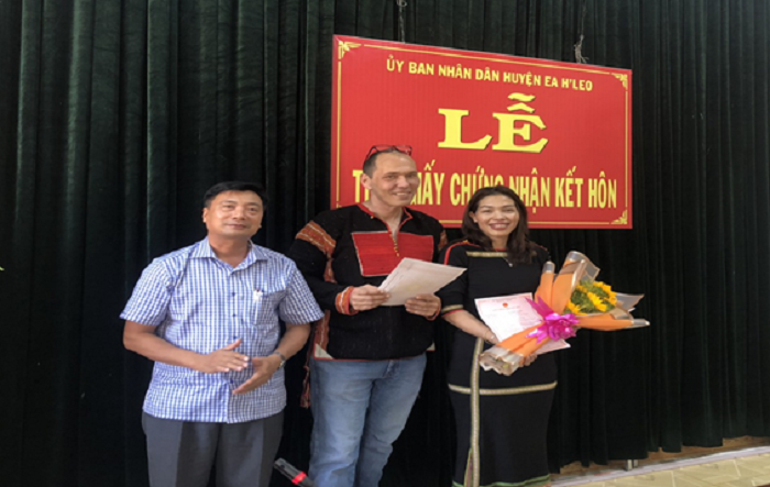 Ủy ban nhân dân huyện Ea H’Leo trao Giấy chứng nhận kết hôn  có yếu tố nước ngoài. 